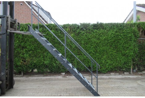 Stalen trap hoogte 220cm. Gebruikt.